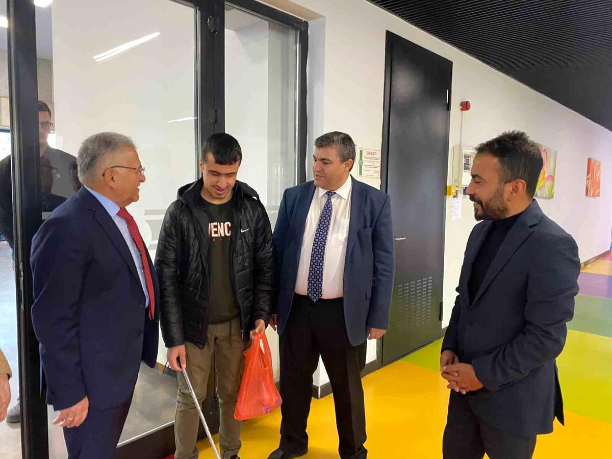 Başkan Büyükkılıç\'tan gönül belediyeciliğinin en güzel örneklerinden Engelsiz Yaşam Merkezi\'ne ziyaret