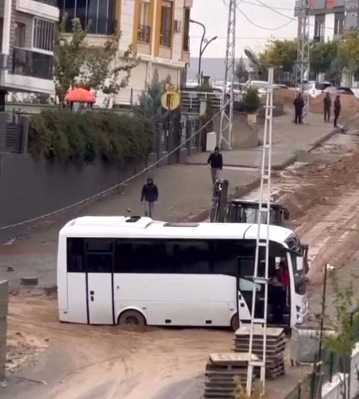 Batman Belediyesine ait su borusu patladı, araç sürücüleri zor anlar yaşadı