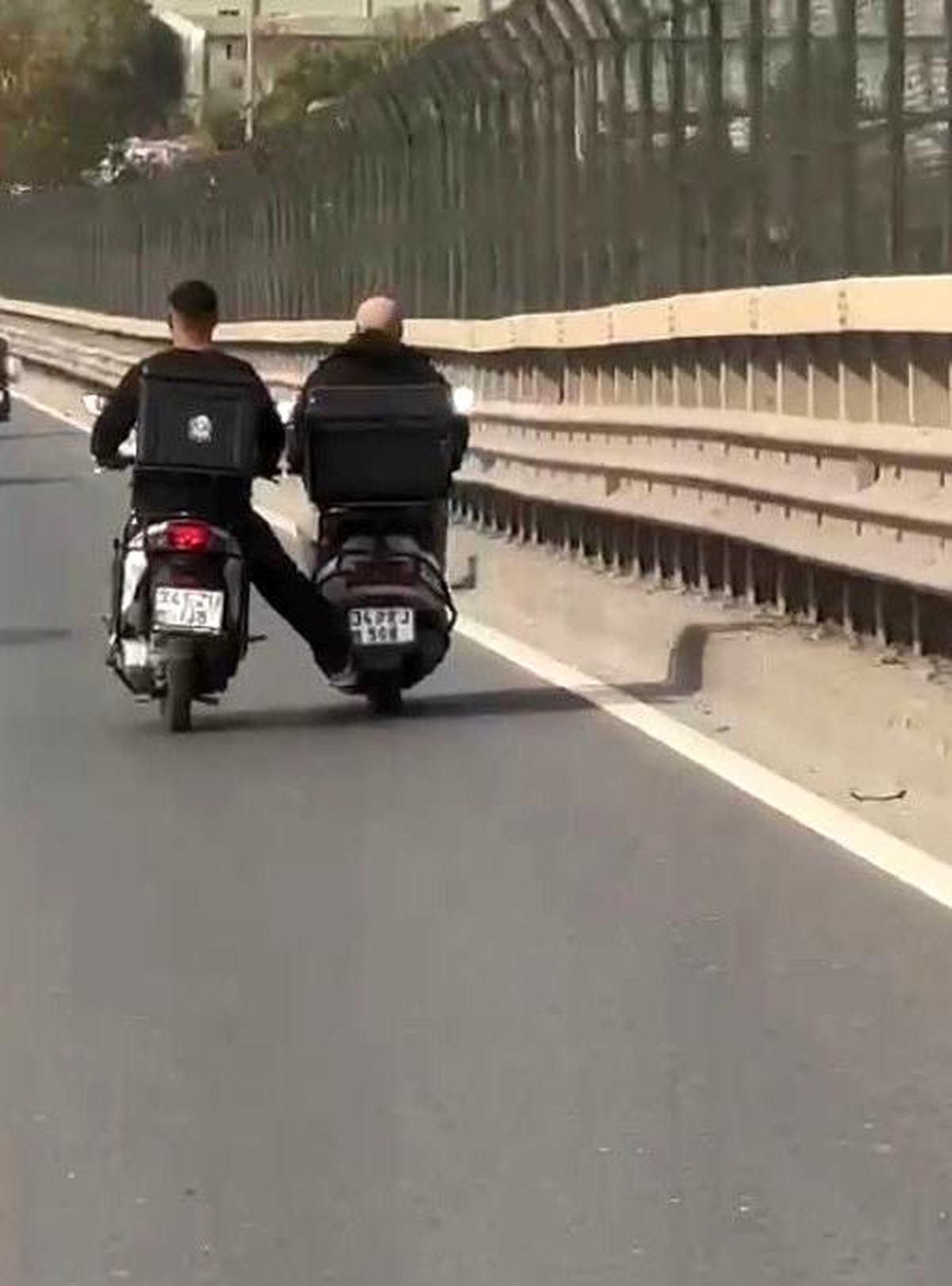 Bayrampaşa\'da Tehlikeli Motosiklet Yolculuğu