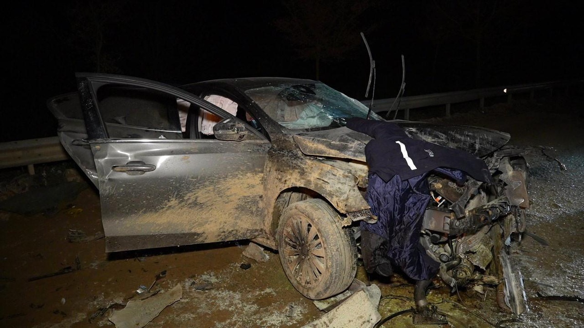 İzmit\'te otomobil ile belediye otobüsü çarpıştı: 1 ölü, 2 yaralı