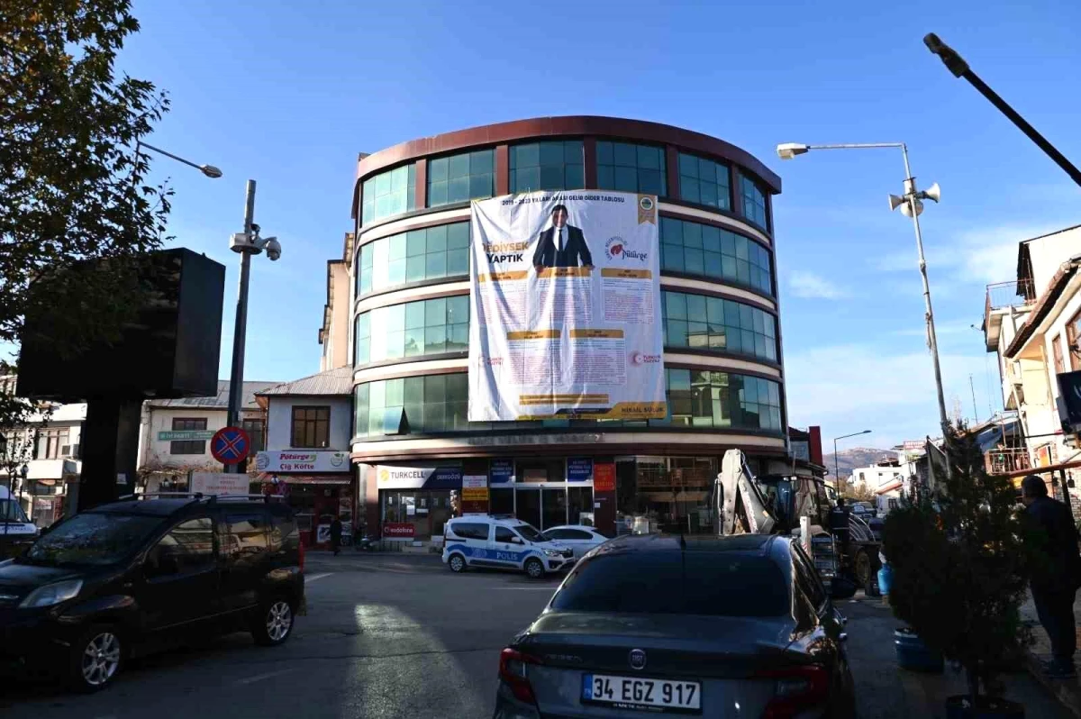 Pütürge Belediye Başkanı Mikail Sülük, 5 yıllık gelir-giderleri afişle halka duyurdu