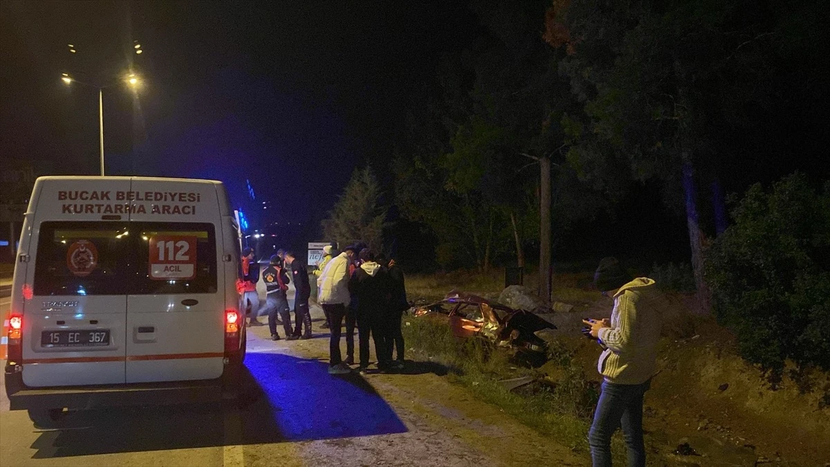 Bucak\'ta ehliyetsiz sürücünün otomobili şarampole devrildi, 2 kişi yaralandı