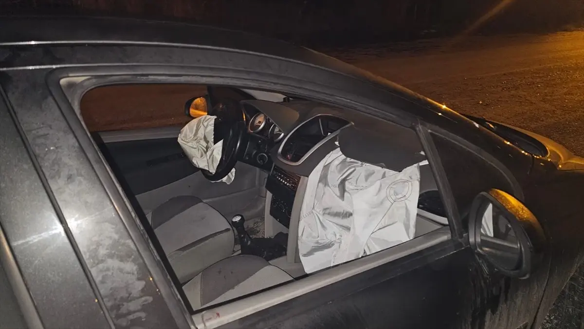 Çorum\'da aydınlatma direği kalıntılarına çarpan otomobilde 2 kişi yaralandı