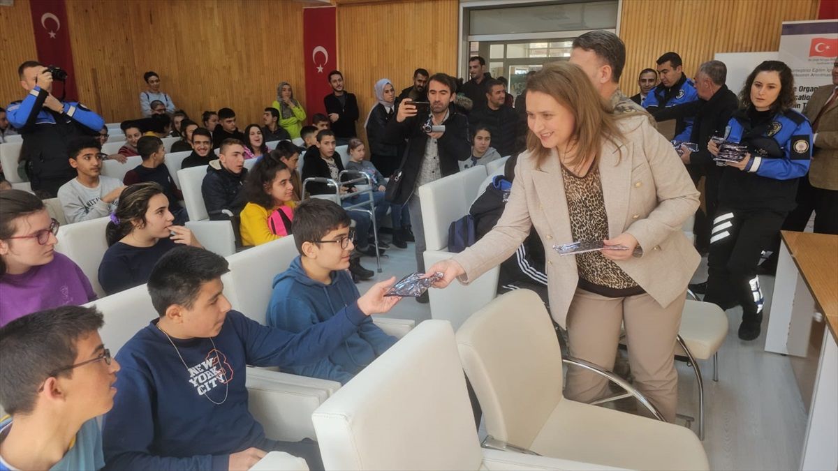 Çorum İl Emniyet Müdürü ve eşi özel eğitim okulunu ziyaret etti
