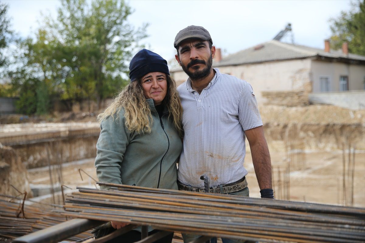 Depremde evleri hasar gören çift, inşaatlarda çalışarak geçimlerini sağlıyor
