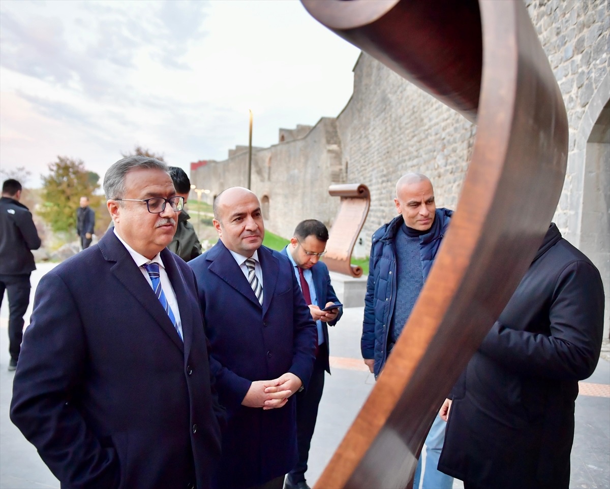 Diyarbakır\'da Komutan Ganem\'in mektubu ahşaba işlenerek Küpeli Kapısı\'na yerleştirildi