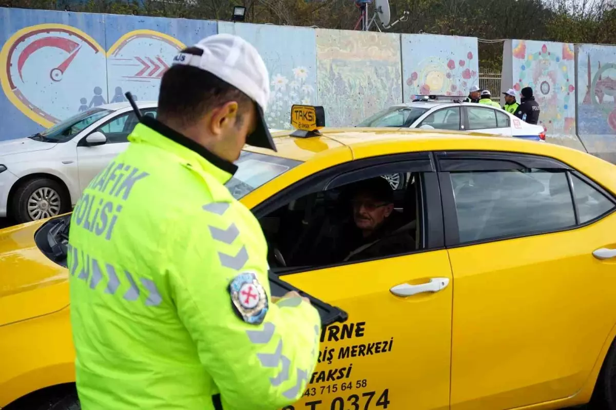 Edirne\'de Kış Lastiği Denetimi: 40 Araç Kontrol Edildi, 1 Taksiciye Cezai İşlem Uygulandı