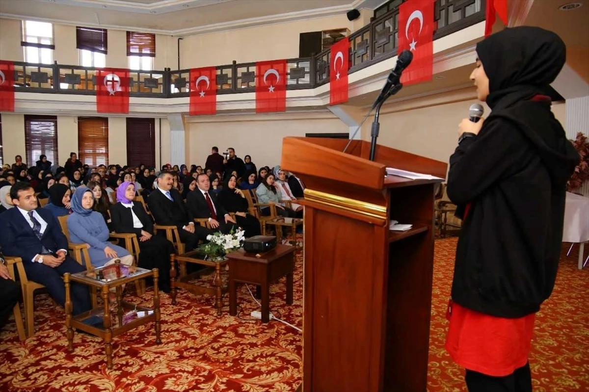 Erzurum Valisi Mustafa Çiftçi, kız öğrencilerle bir araya geldi