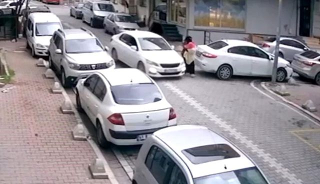 Kucağında çocuğuyla yürüyen kadını eliyle taciz etti Kucağında çocuğuyla yürüyen kadını eliyle taciz etti