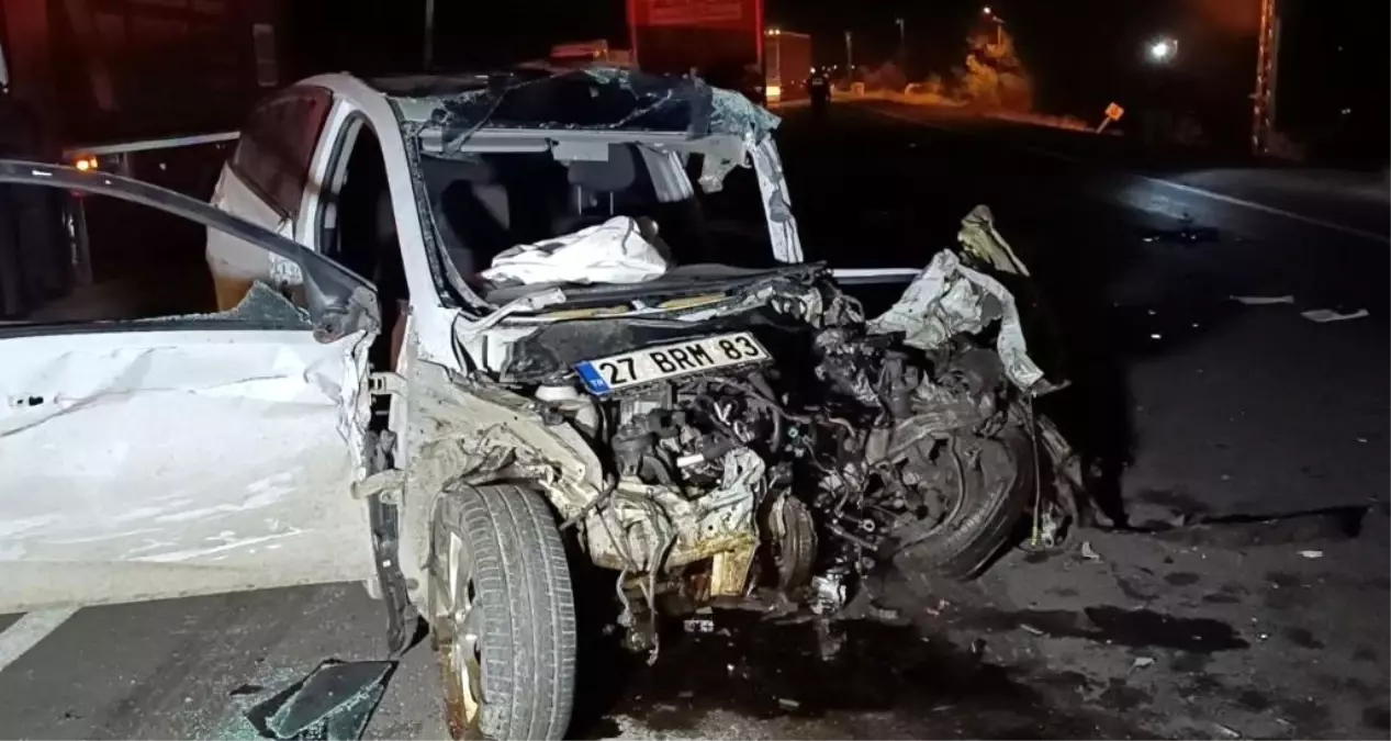 Gaziantep\'te Otomobil Tırla Kafa Kafaya Çarpıştı: 1 Ölü, 1 Yaralı