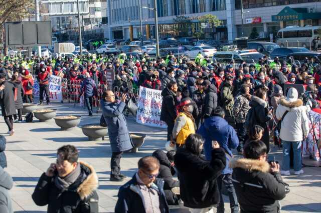 Güney Kore'de köpek eti yasağına tepki! Çiftçiler polisle çatıştı