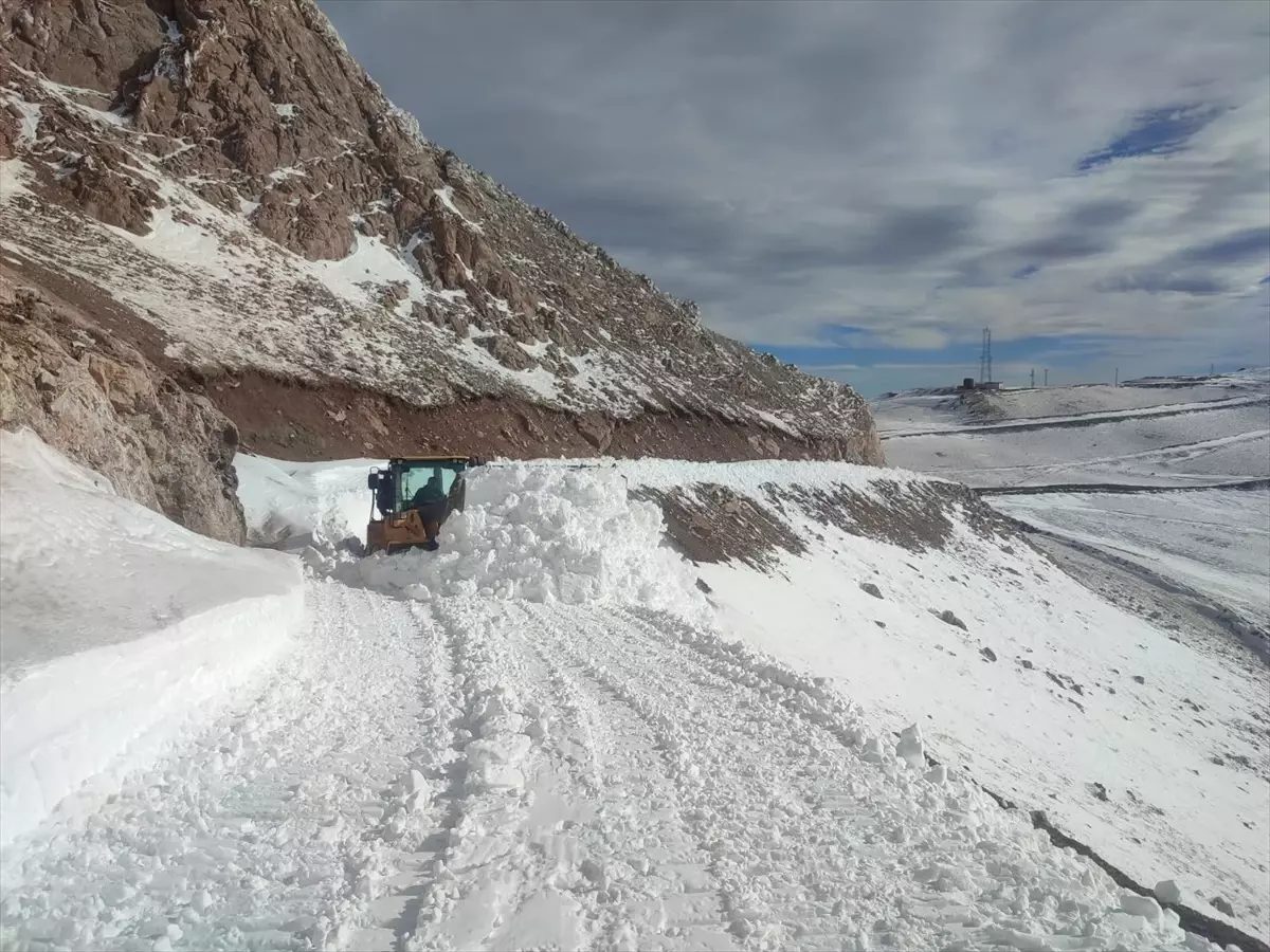 Hakkari\'de karla mücadele çalışmaları sürüyor