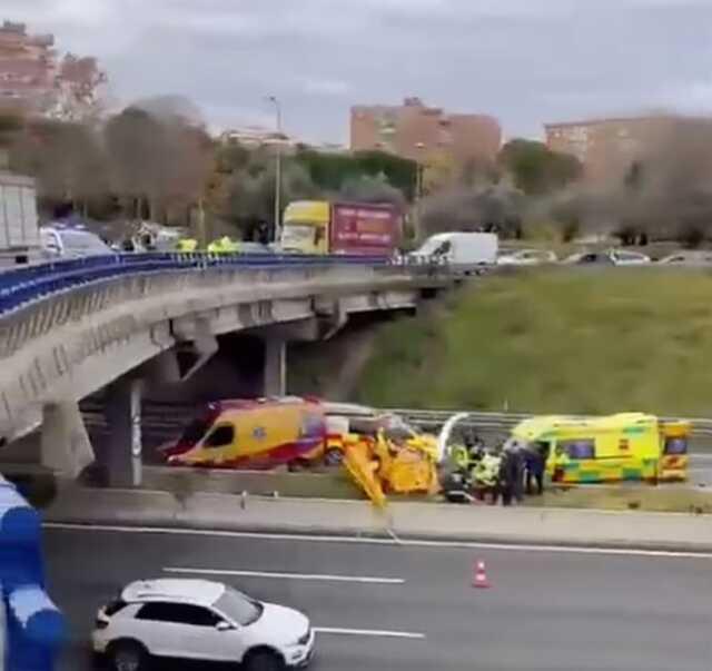 Helikopter, seyir halindeki otomobilin üzerine düştü