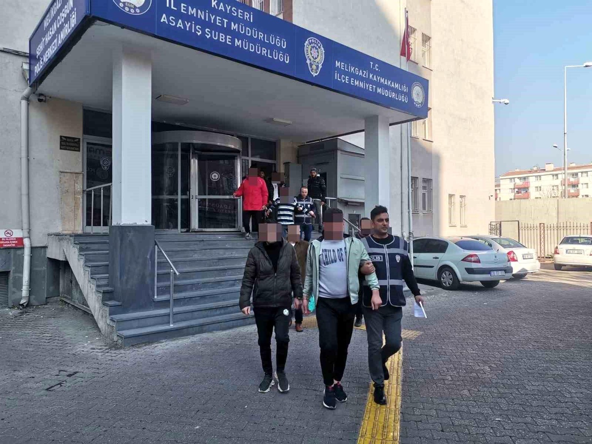 Kayseri\'de 16 kişi yakalandı, bir şüpheli bazanın altında saklanırken yakalandı