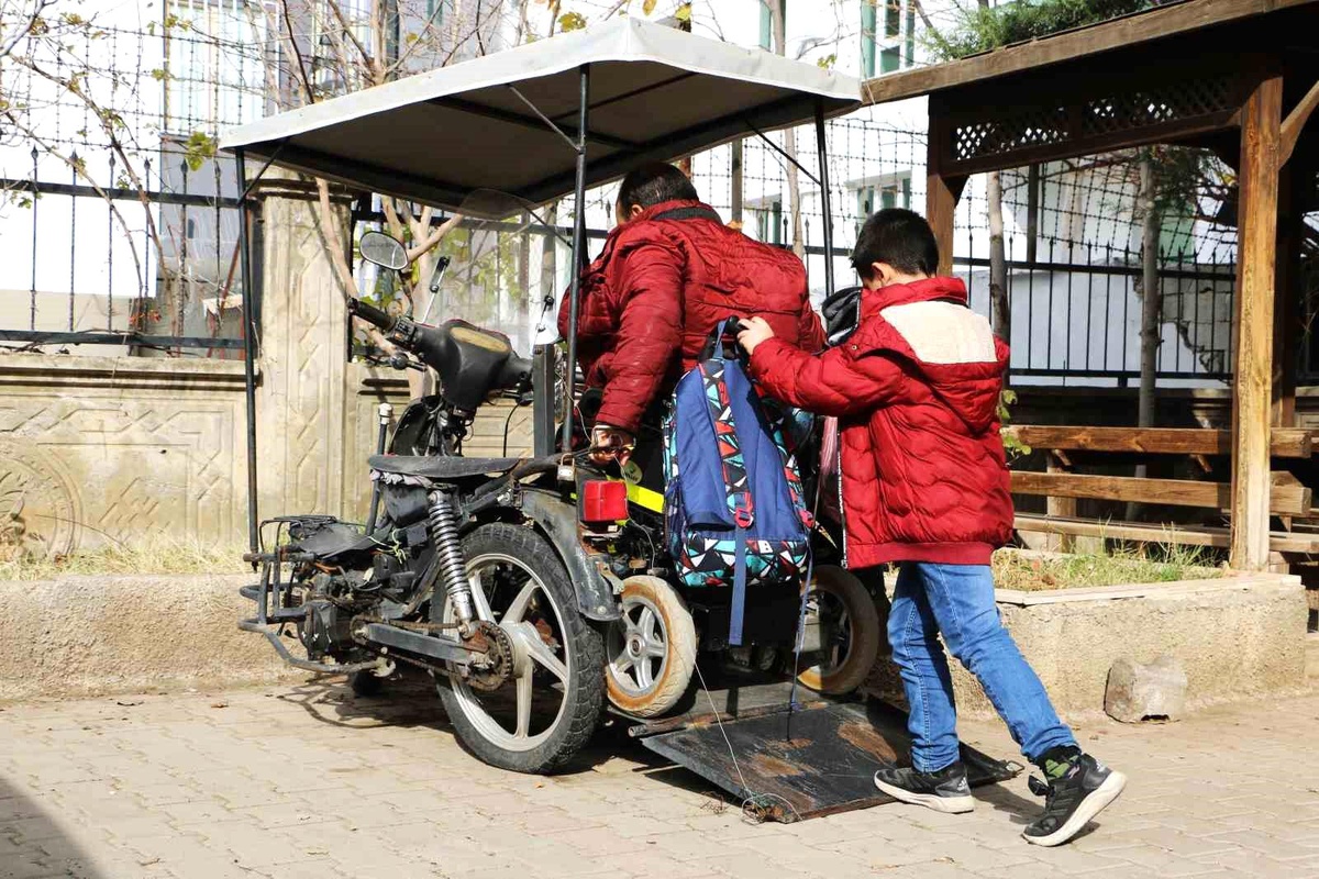 Diyarbakır\'da tekerlekli sandalyesiyle çocuklarını okula götüren baba