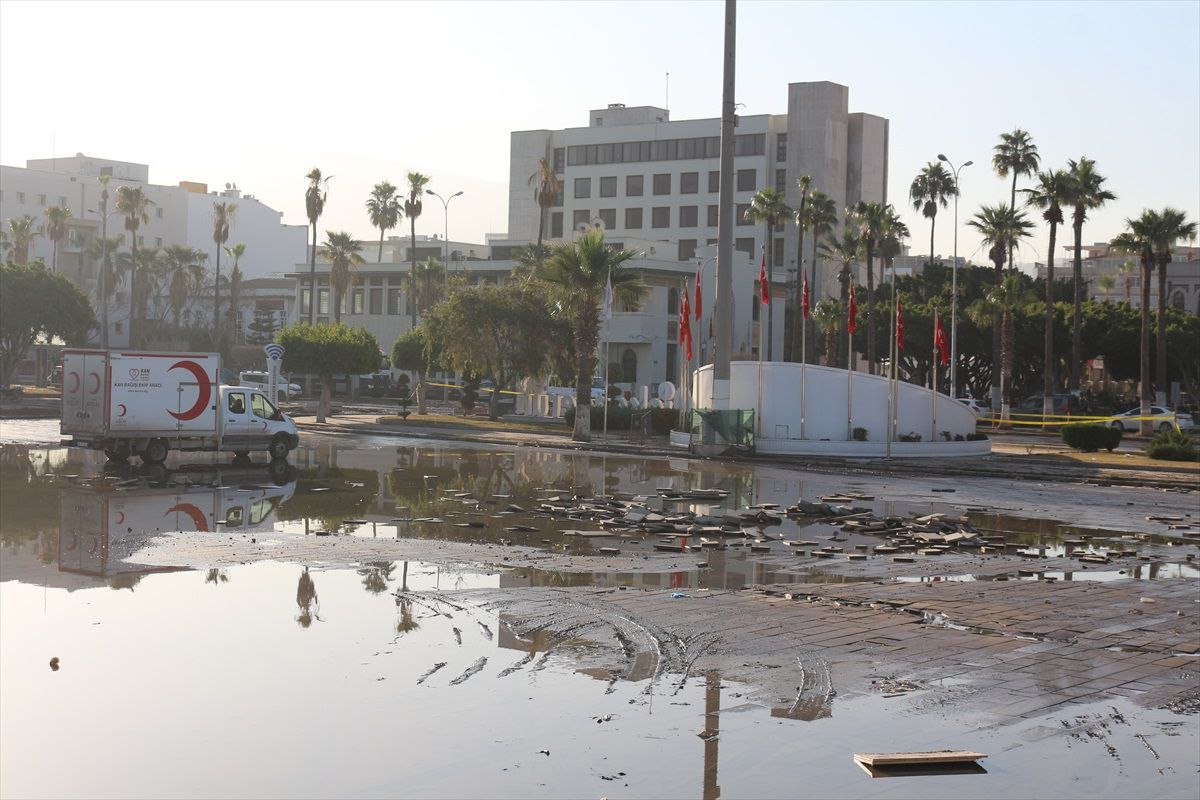 İskenderun\'da su baskınları sonrası temizlik çalışmaları devam ediyor