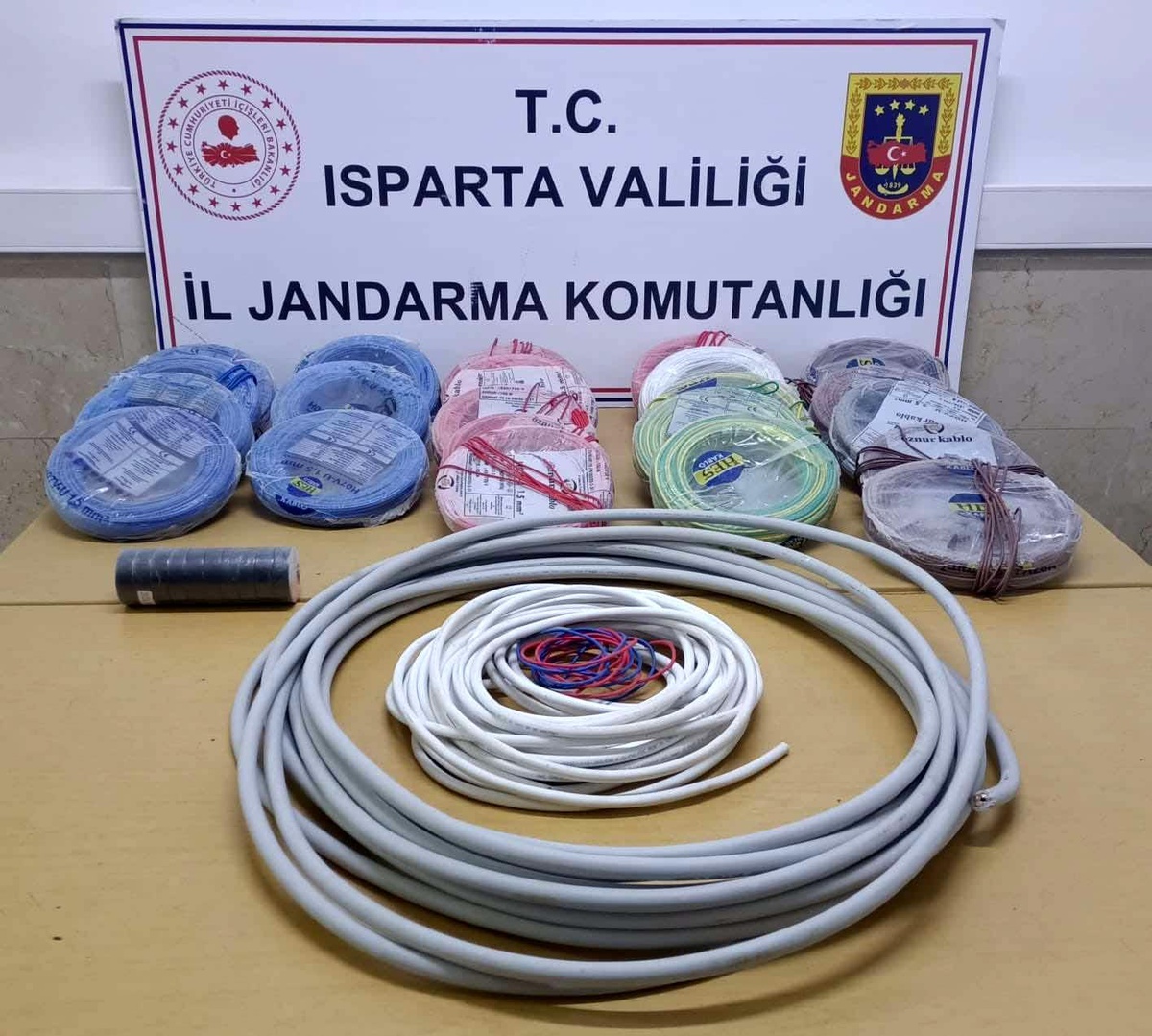 Isparta\'da 2 Bin 100 Metre Kablo Hırsızlığı Yapan 5 Şüpheli Yakalandı