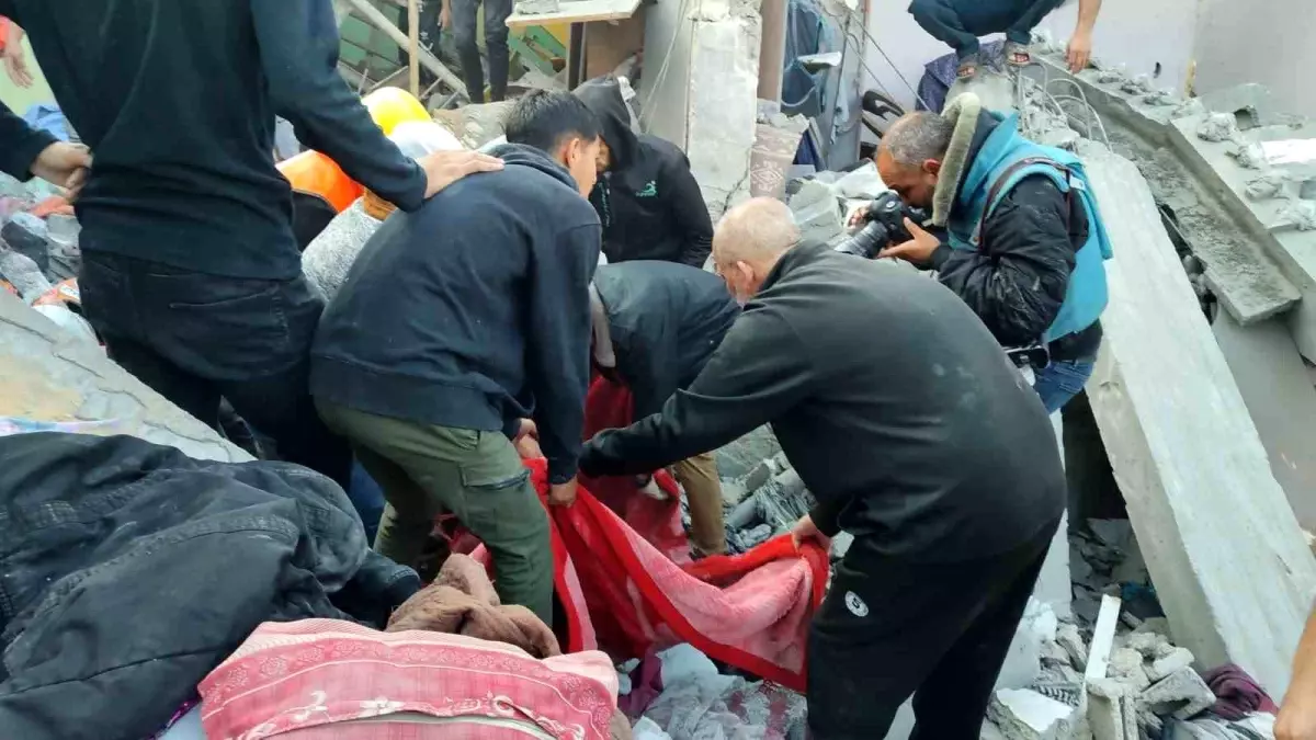 İsrail, Maghazi Mülteci Kampı\'nı vurdu: 10 Filistinli hayatını kaybetti