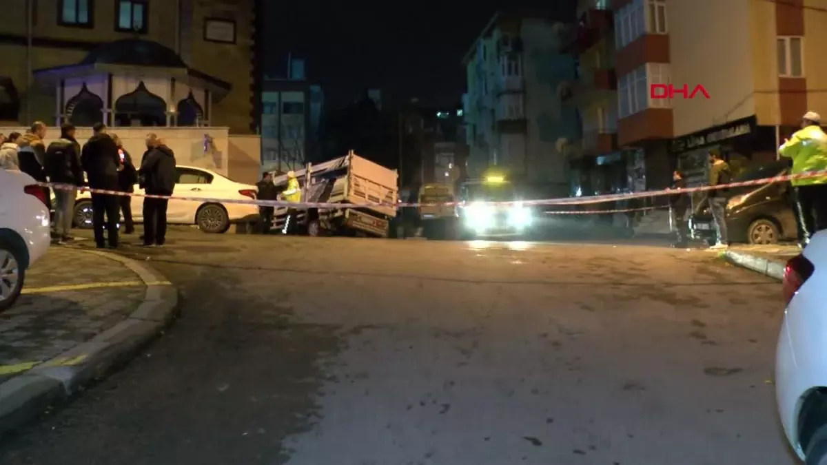 Kartal\'da otomobil kamyonete çarptı: 2 yaralı