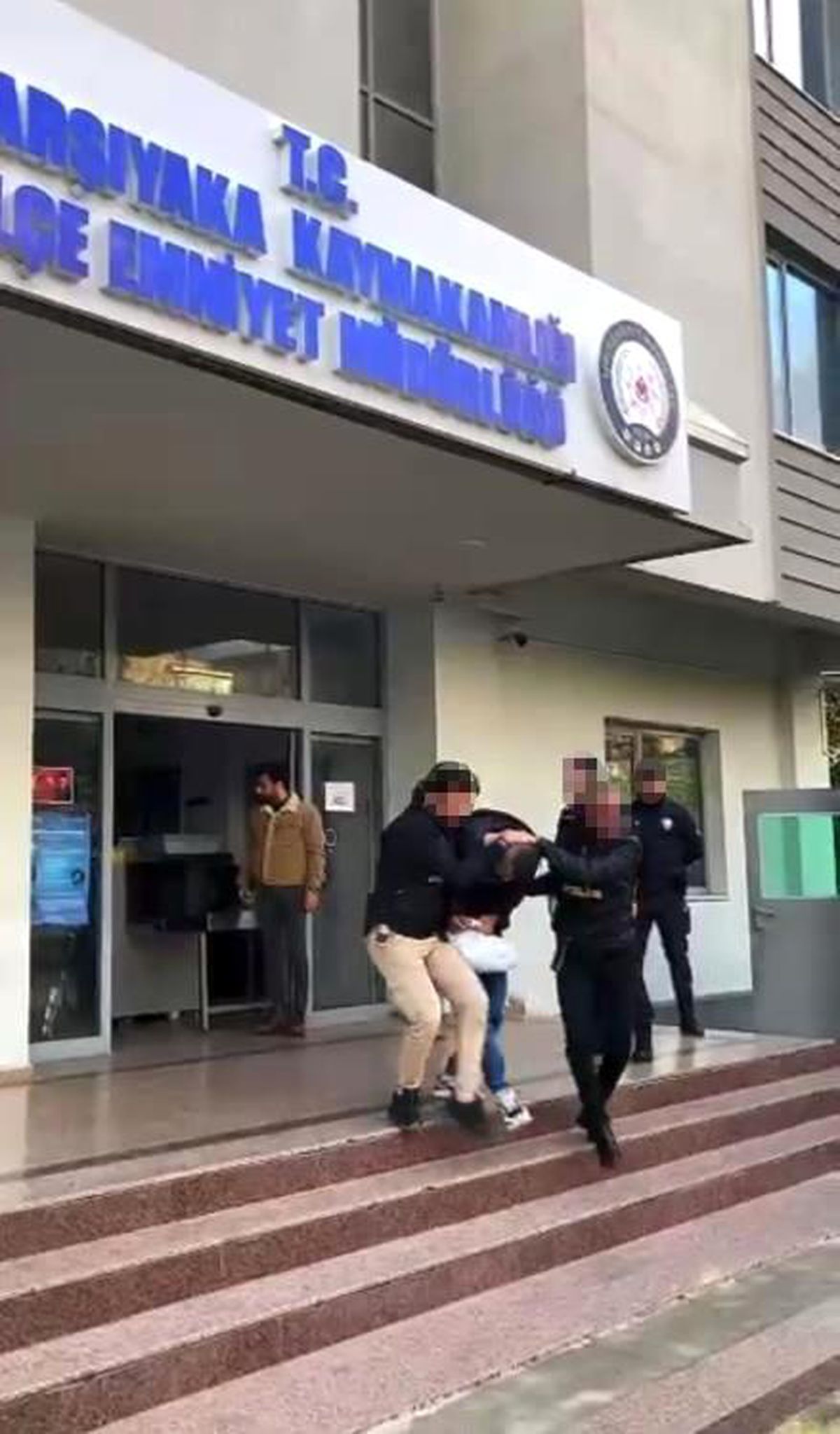 İzmir\'de Uyuşturucu Tacirleri Yakalandı