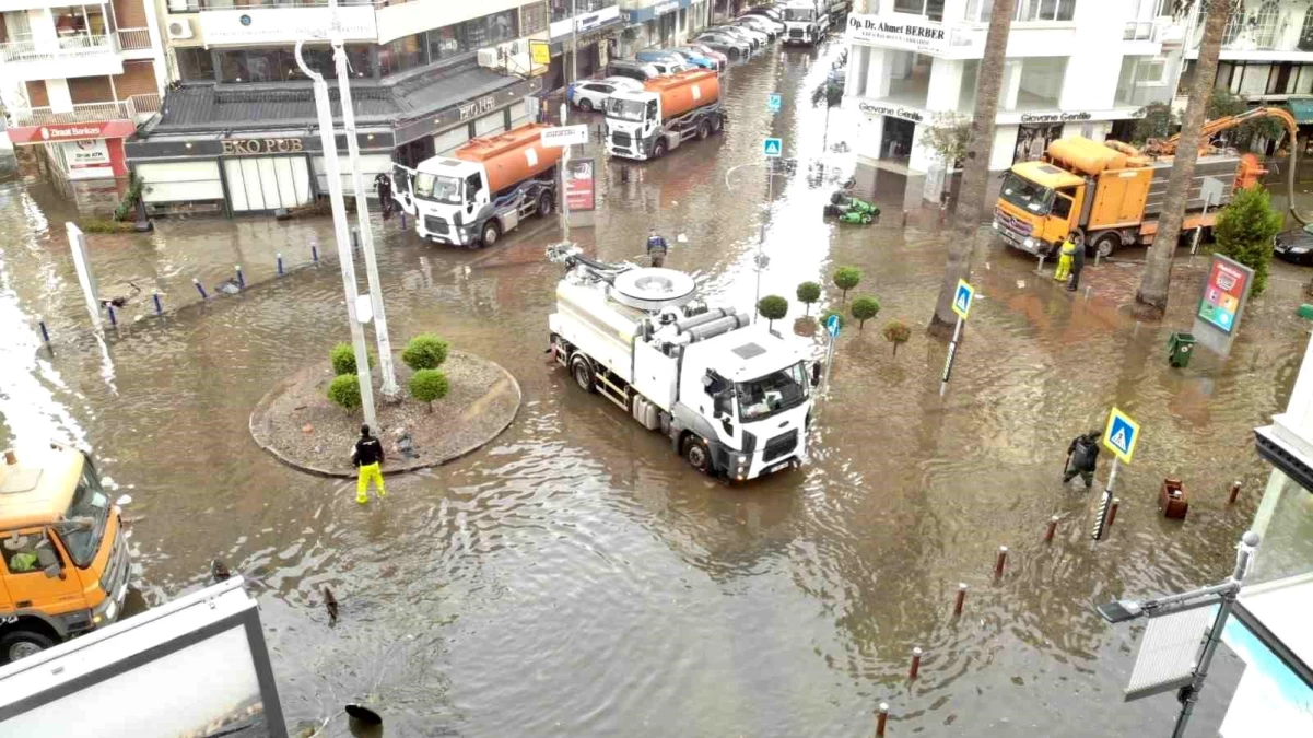 İzmir Büyükşehir Belediyesi, deniz taşkınından etkilenen esnafa ödemeler yapacak
