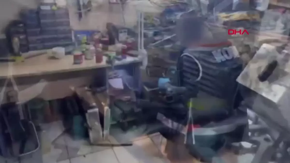 KARS\'ta suç örgütlerine silah temin edenlere operasyon: Çok sayıda tabanca ele geçirildi