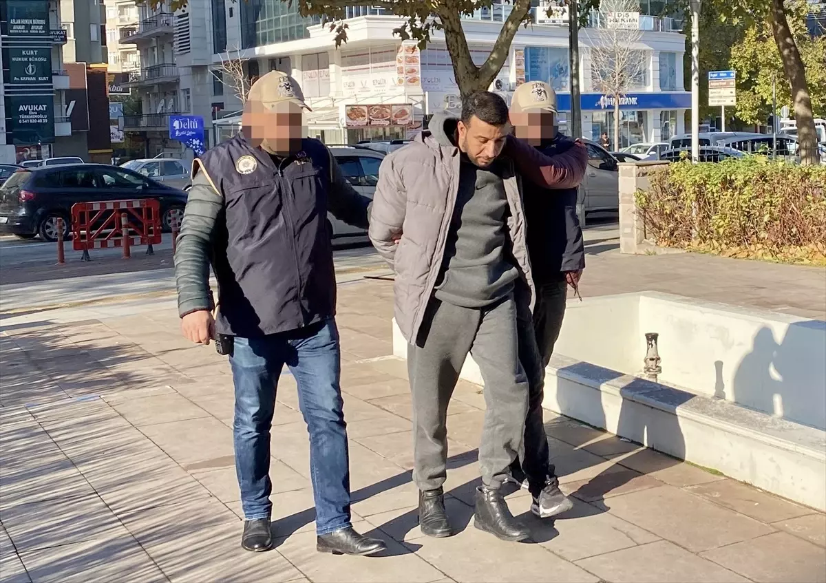 Kırşehir\'de DEAŞ\'a yönelik operasyonda yakalanan Irak uyruklu sözde \'kadı\' ile 2 örgüt üyesi sınır dışı edilecek