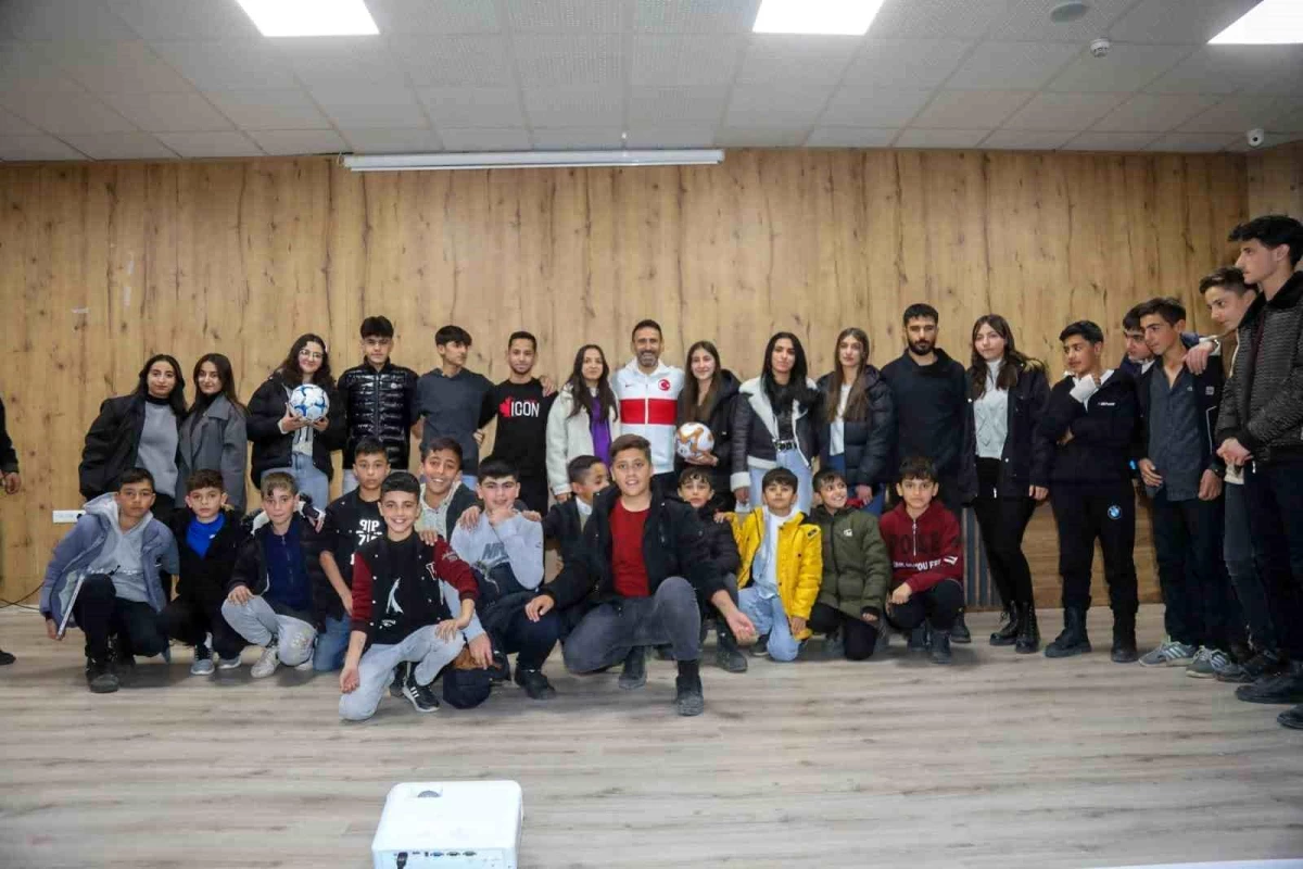 Ampute Milli Takım Eski Antrenörü Osman Çakmak, Van\'da öğrencilerle buluştu