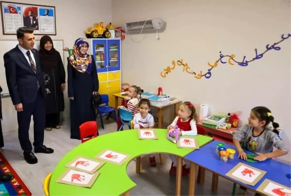 Bilecik Valisi Şefik Aygöl, minik öğrenci okulu gezdirdi
