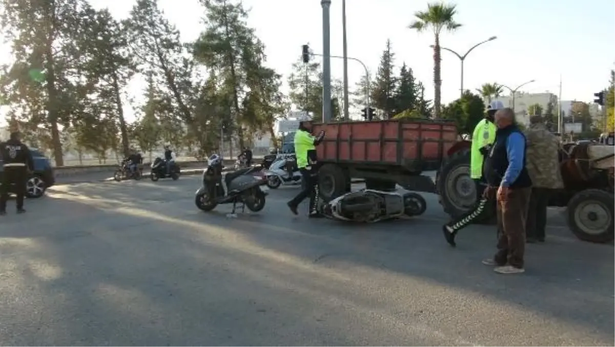 Kilis'te Traktöre Çarpan 2 Motosiklet Sürücüsü Yaralandı