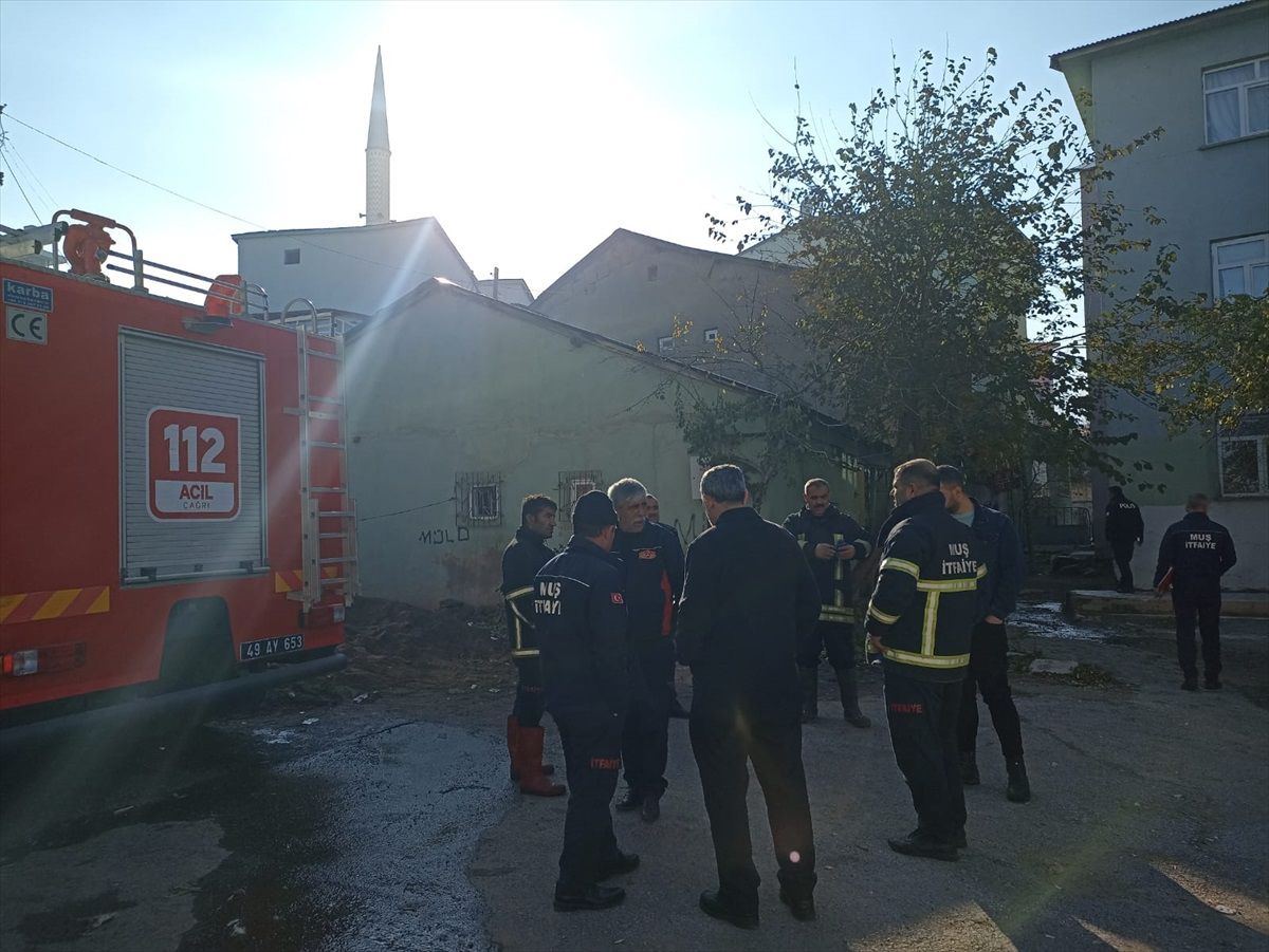 Muş\'ta bir evde çıkan yangın ekiplerce söndürüldü