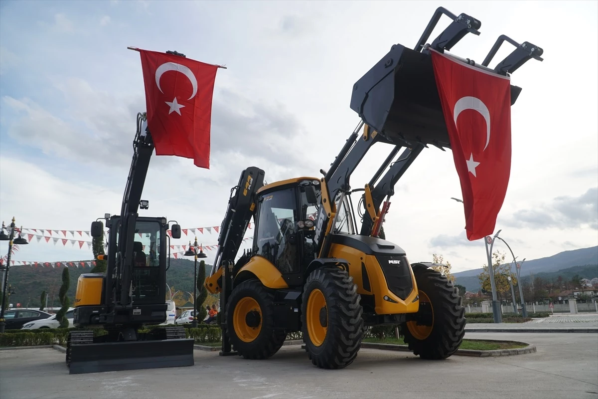 Çorum\'un Osmancık Belediyesi, altyapı ve mezarlık hizmetlerinde kullanılmak üzere iki iş makinesi satın aldı