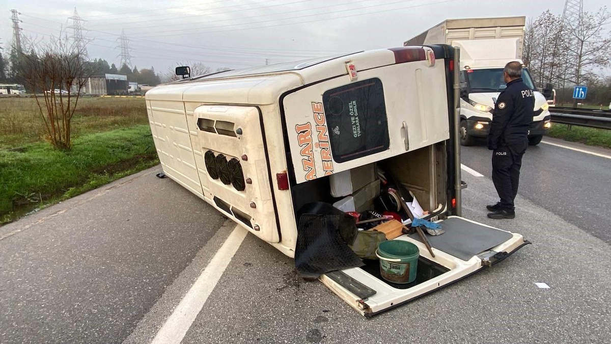 Kartepe\'de otomobilin çarptığı minibüs yan yattı, 17 kişi yaralandı