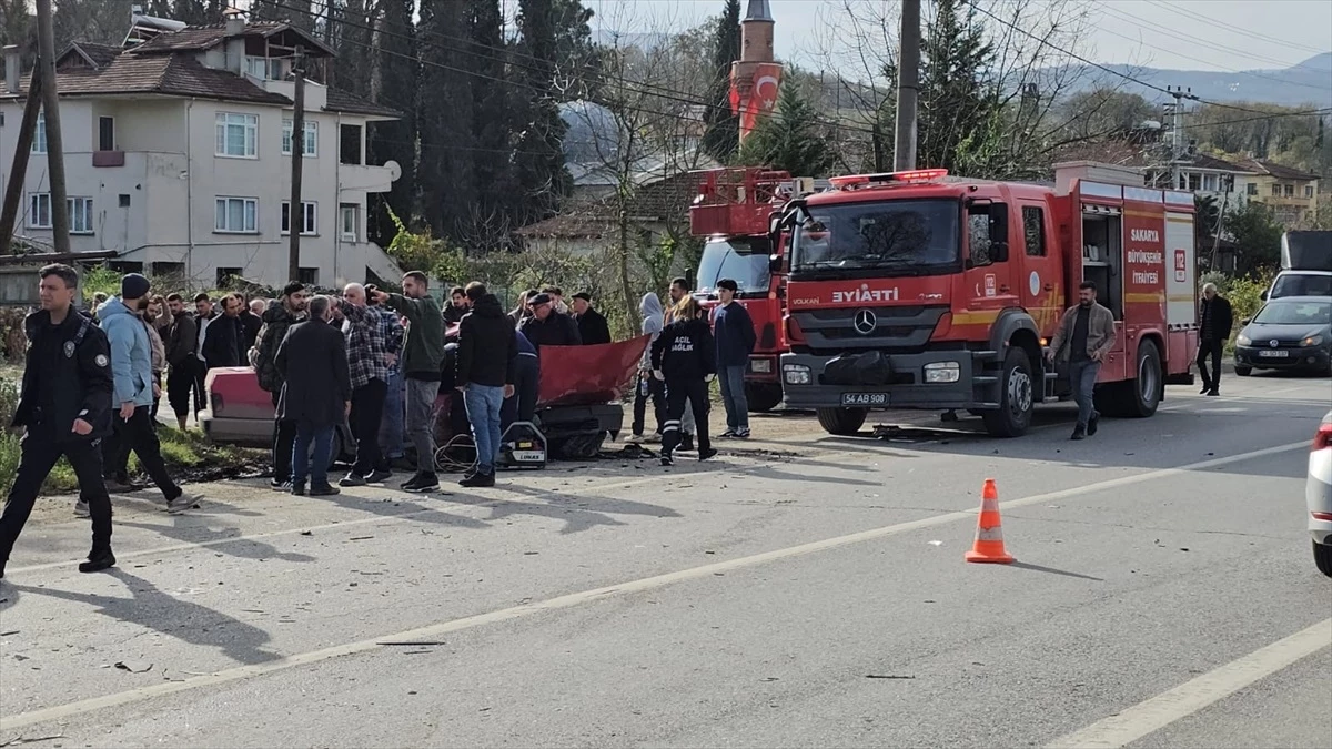 Sapanca\'da kafa kafaya çarpışan otomobillerde 3 kişi yaralandı