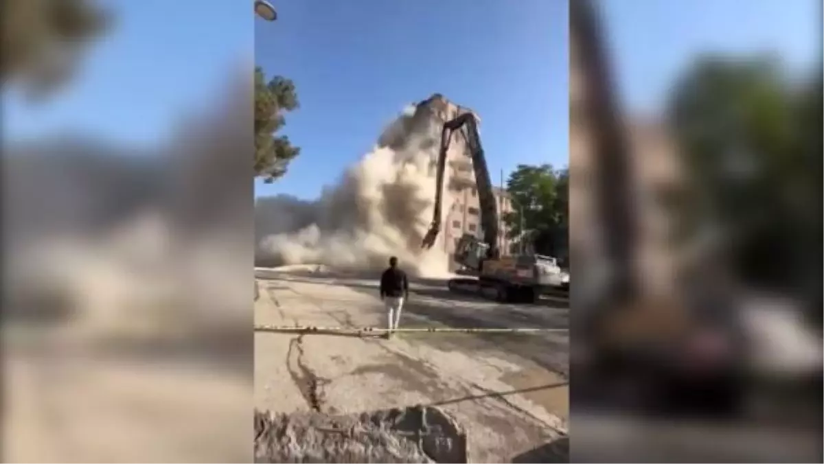 Şanlıurfa'da depremde hasar gören iş merkezi yıkıldı