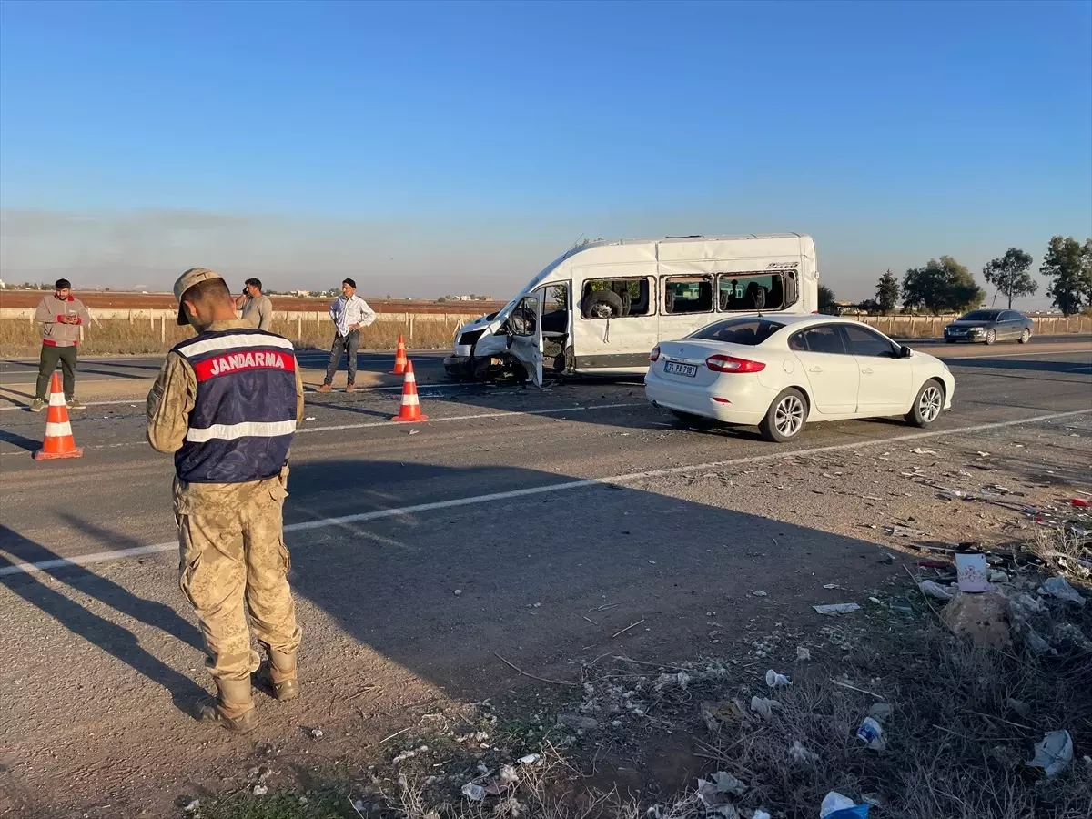 Şanlıurfa\'da Minibüs ve Otomobil Çarpıştı: 12 Yaralı