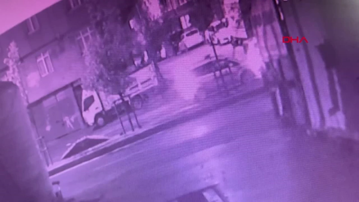 Sultangazi\'de Otomobile Silahlı Saldırı: 3 Yaralı