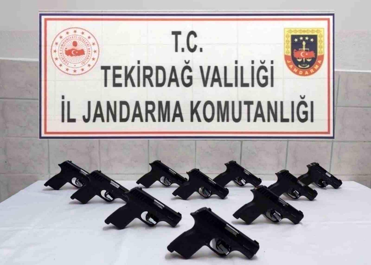 Çorlu\'da Ruhsatsız Tabanca ve Uyuşturucu Hap Ele Geçirildi