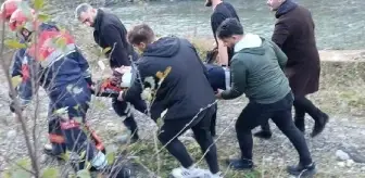 Trabzon'da sürücü adayının kontrolünü kaybettiği otomobil dereye uçtu