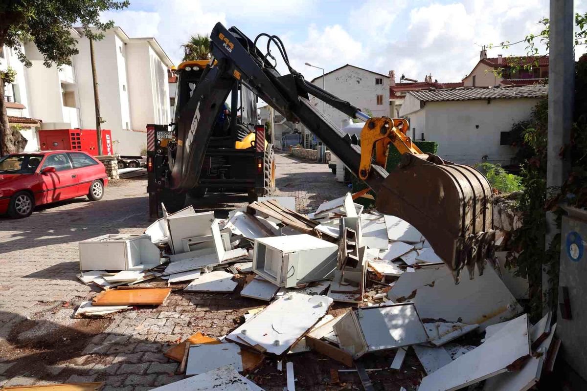 Marmaris Belediyesi, uzak mahallelerde temizlik çalışmalarına devam ediyor