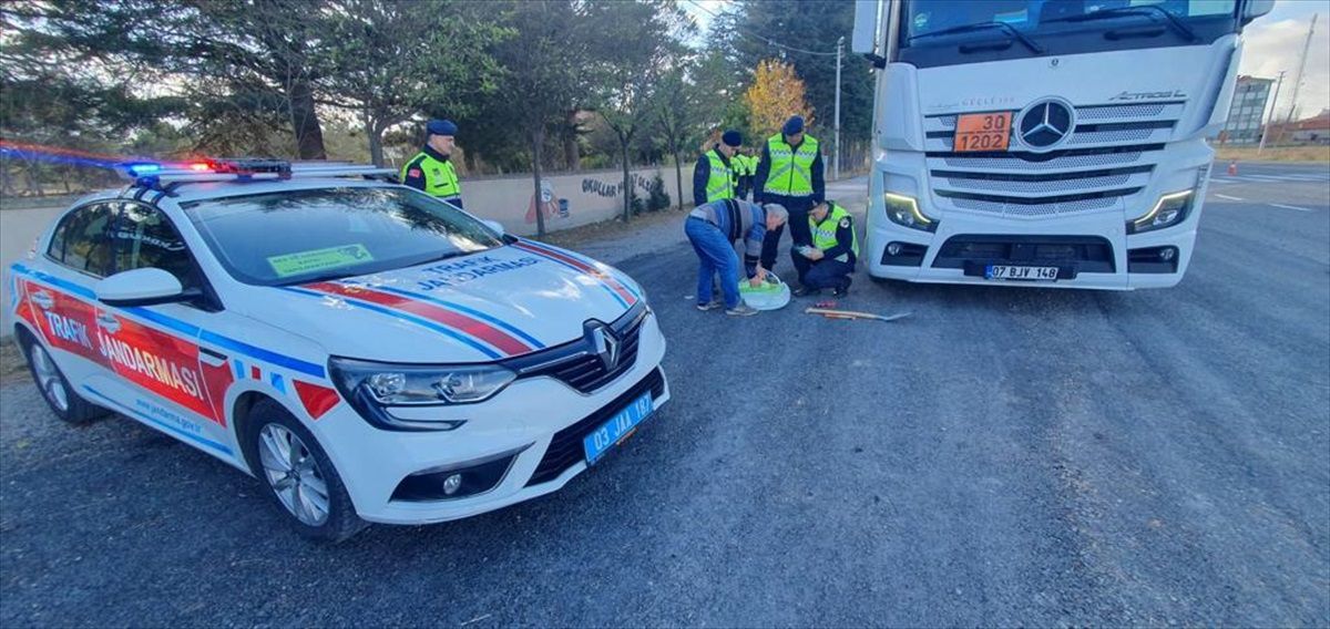 Afyonkarahisar\'da jandarma ekipleri trafik denetimi yapıldı