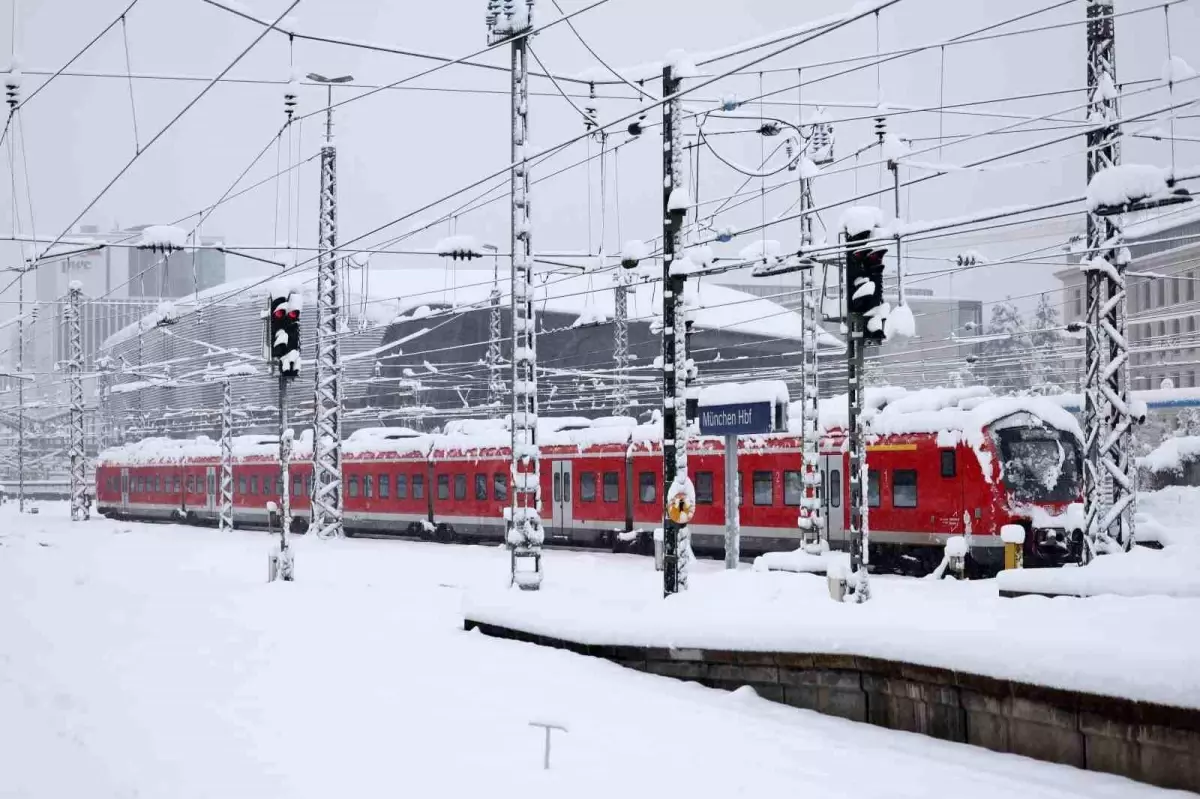 Almanya\'da Yoğun Kar Yağışı Nedeniyle Tren Seferleri ve Uçuşlar İptal Edildi