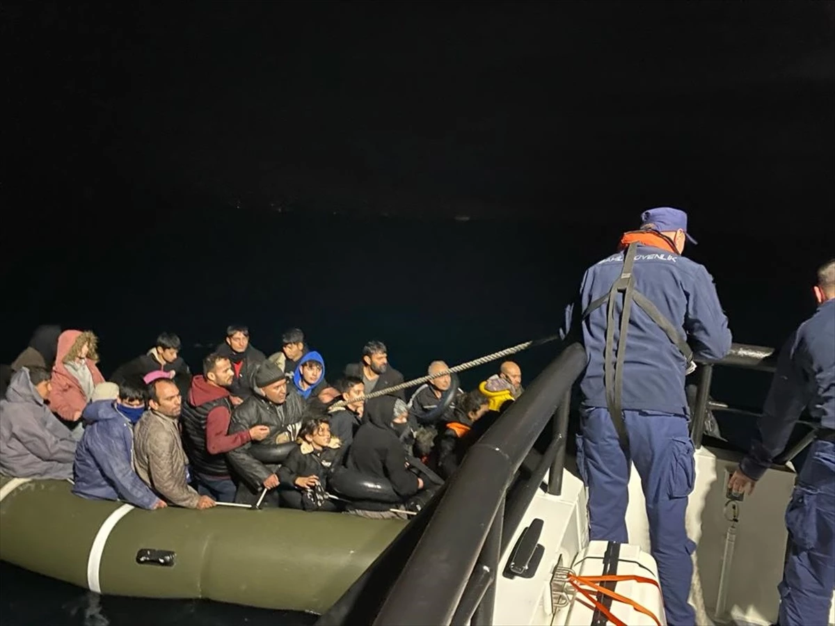 Yunanistan unsurlarınca Türk kara sularına itilen lastik bottaki 14 düzensiz göçmen kurtarıldı