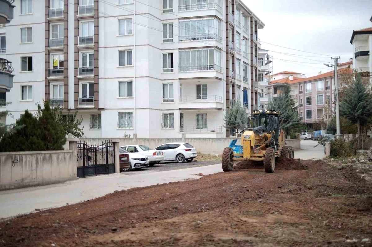 Aksaray Belediyesi, kış öncesinde yol yenileme çalışmalarını sürdürüyor