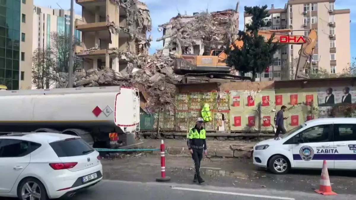 Beşiktaş\'ta İş Makinesi Yıkımı Sırasında Moloz Caddeye Düştü