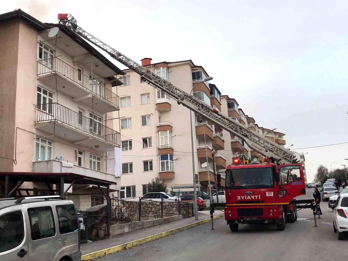Bilecik\'te 4 Katlı Evde Çıkan Yangın Söndürüldü