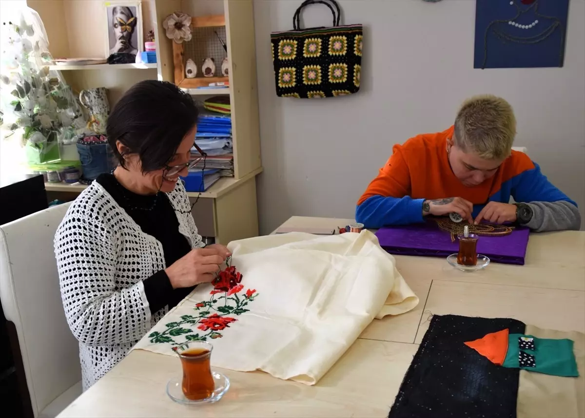 Bilecik\'te engelli aileleri ile gönüllüler hayatın yükünü birlikte omuzluyor