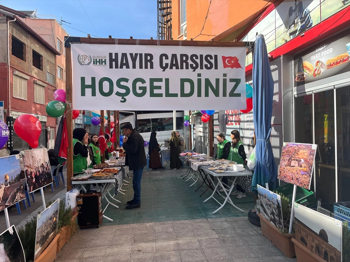 Burdur\'da Filistinlilere Destek Amacıyla Hayır Çarşısı Açıldı