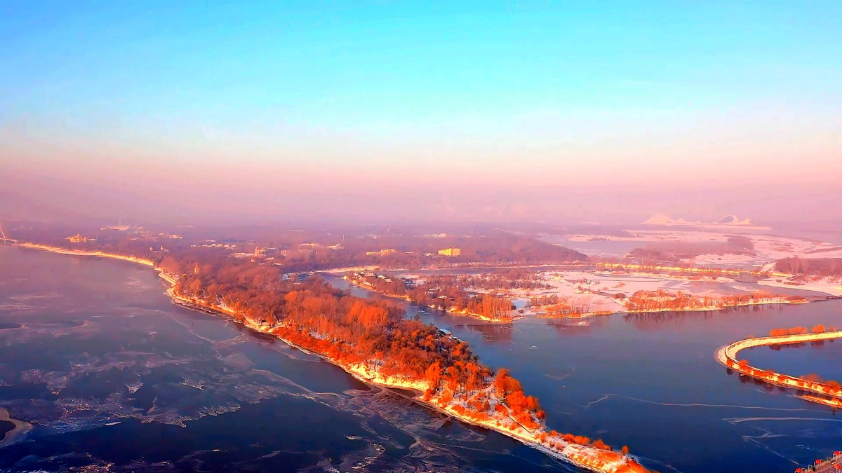 Çin\'in Songhua Nehri\'nin Havadan Çekilmiş Kış Manzarası