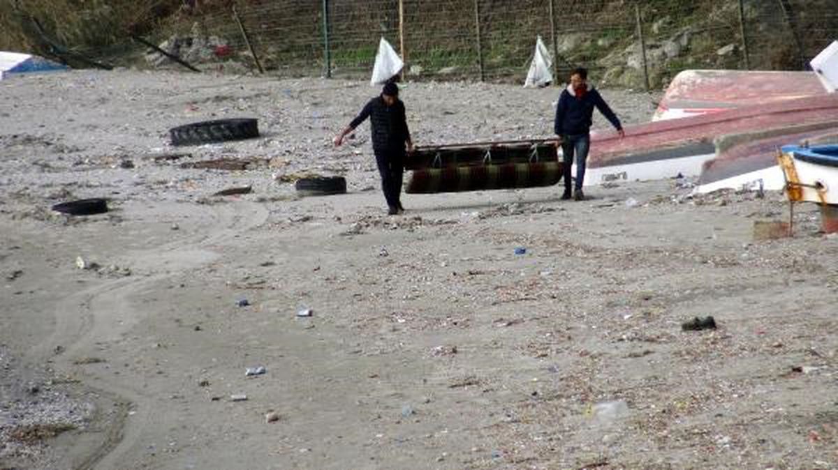 İstanbul'da Fırtına Sonrası Avcılar Sahili Çöplüğe Döndü